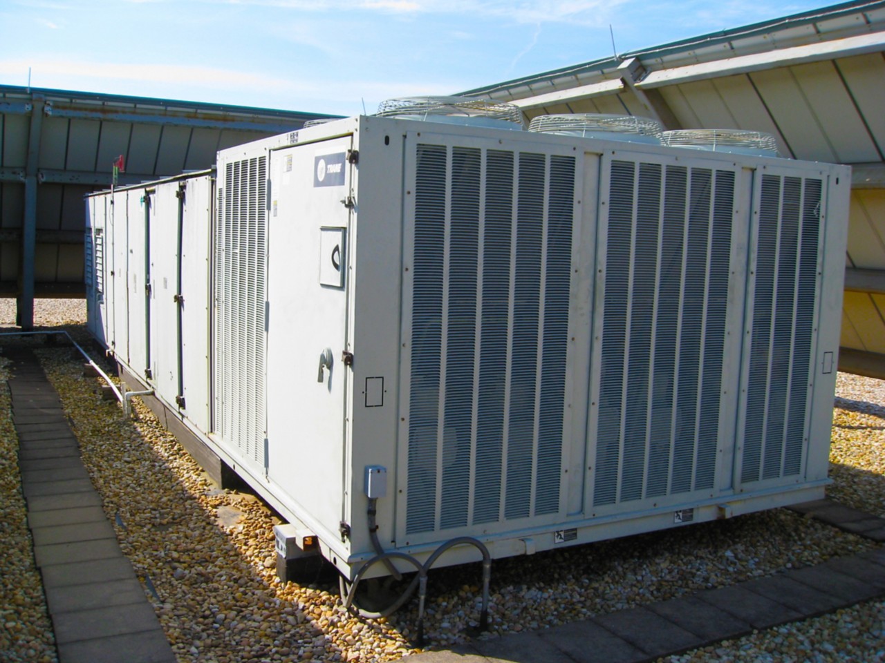 tc-packaged-units-split-systems-rooftop-units-intellipak-installed-unit-compressor-side-1280x1280.jpeg